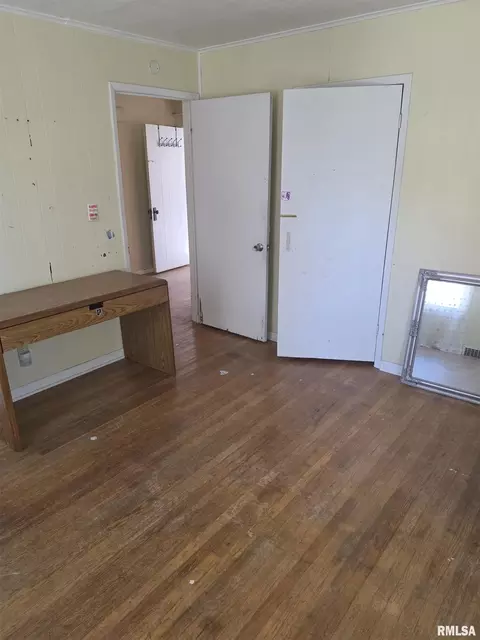 Bedroom - 1033 N 8th St, Springfield, IL 62702 photo 5 of 10