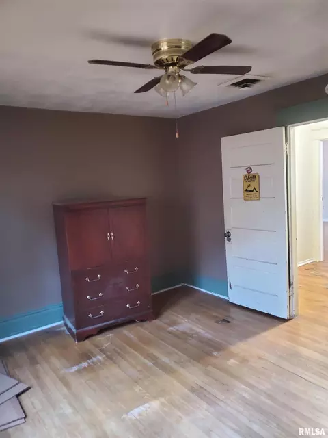 Bedroom - 1033 N 8th St, Springfield, IL 62702 photo 3 of 10