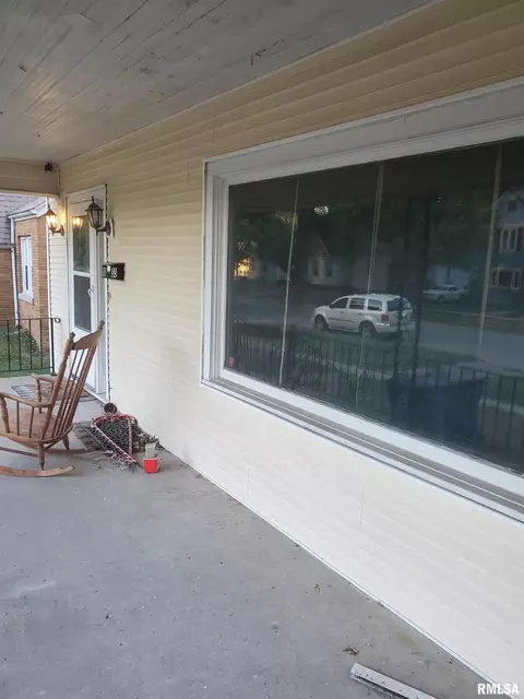 Exterior - 1033 N 8th St, Springfield, IL 62702 photo 3 of 3