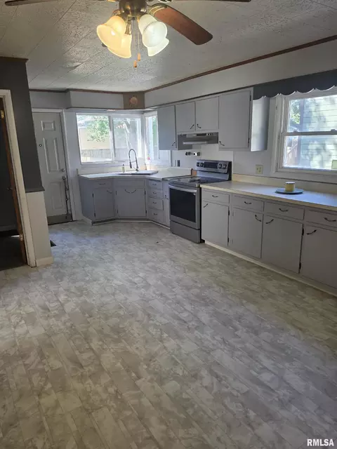 Kitchen - 1033 N 8th St, Springfield, IL 62702 photo 1 of 2