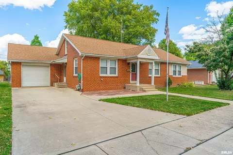 701 W Adams St, Clinton, IL 61727