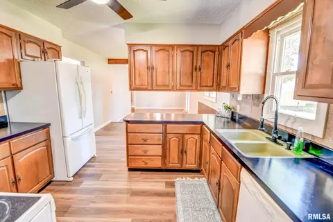 207 Kemmerer St, Assumption, IL 62510 photo 6