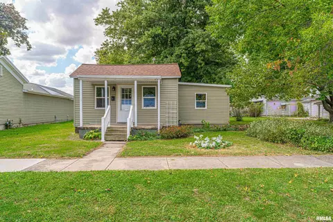 1225 Delavan St, Lincoln, IL 62656