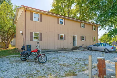 102 E 8th St, Delavan, IL 61734