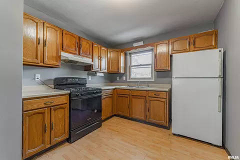 102 E 8th St, Delavan, IL 61734 photo 5