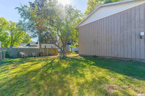 102 E 8th St, Delavan, IL 61734 photo 11