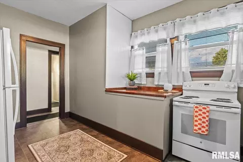Entry Way - 1729 E Converse Ave, Springfield, IL 62702 photo 1 of 2