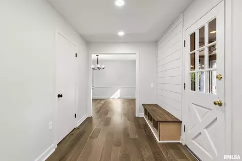 Entry Way - 2212 Greenbriar Rd, Springfield, IL 62704 photo 4 of 5