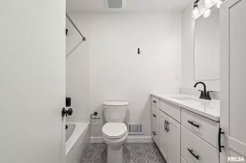 Bath - 2212 Greenbriar Rd, Springfield, IL 62704 photo 2 of 2
