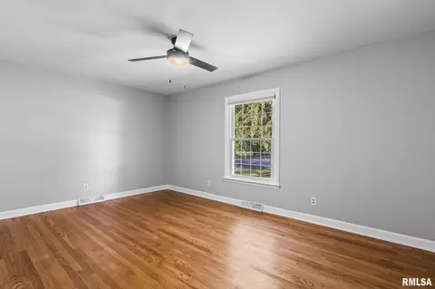 Bedroom - 2212 Greenbriar Rd, Springfield, IL 62704 photo 6 of 8