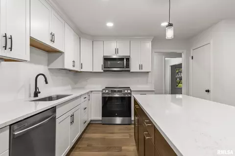 Kitchen - 2212 Greenbriar Rd, Springfield, IL 62704 photo 4 of 5