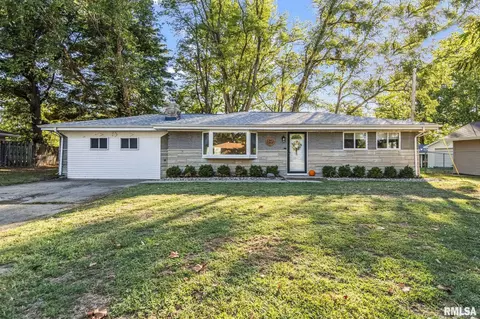 1 Birch Dr, Chatham, IL 62629