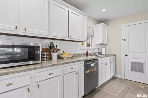 Kitchen - 1 Birch Dr, Chatham, IL 62629 photo 5 of 6