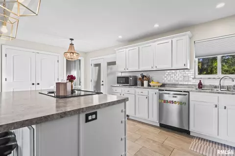 Kitchen - 1 Birch Dr, Chatham, IL 62629 photo 4 of 6