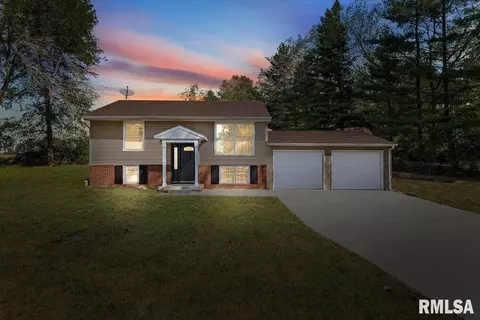 18658 Blackhawk Dr, Girard, IL 62640