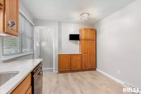 1900 Camden Rd, Springfield, IL 62702 photo 12