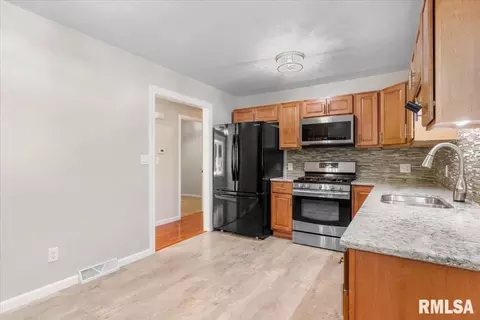 1900 Camden Rd, Springfield, IL 62702 photo 11