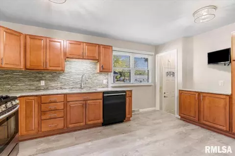1900 Camden Rd, Springfield, IL 62702 photo 9