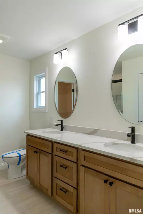 Bath - 1719 Ambleside Dr, Springfield, IL 62711 photo 2 of 4