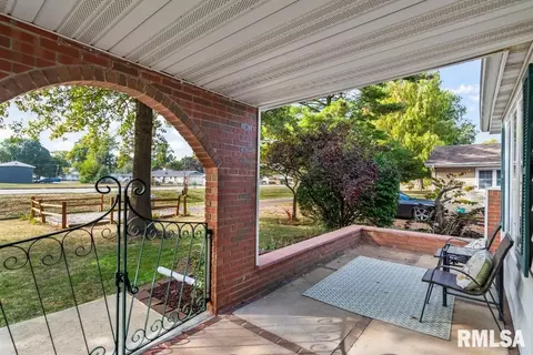 719 E Walnut St, Chatham, IL 62629 photo 2