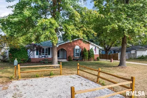 719 E Walnut St, Chatham, IL 62629 photo 3