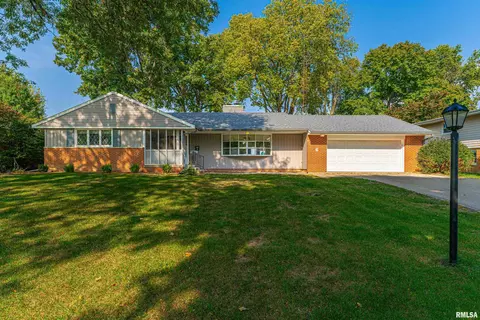 6 Meadow Ln, Lincoln, IL 62656