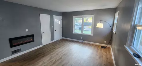 Living - 10 Melody Ln, Springfield, IL 62702 photo 1 of 2