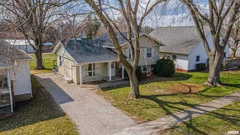 703 Grand Ave, Lincoln, IL 62656