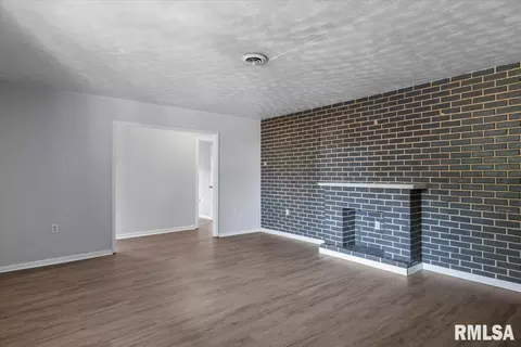 Living - 1109 N 32nd St, Springfield, IL 62702 photo 3 of 3