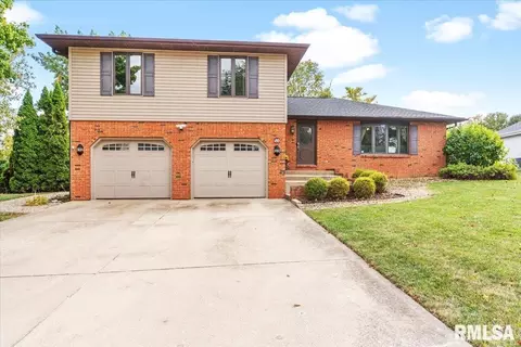 58 Greentrail Dr, Chatham, IL 62629