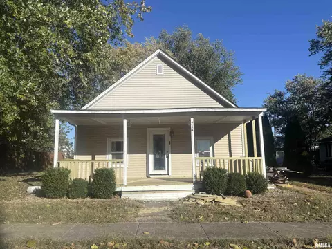 214 S Sherman St, Girard, IL 62640