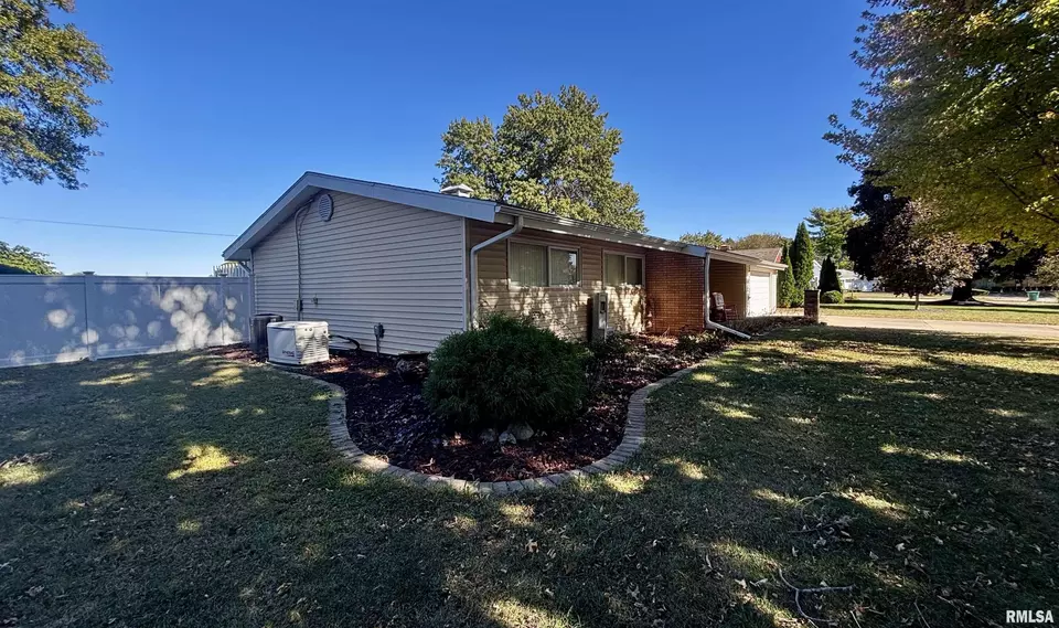  241 Circle Dr, Galesburg, IL 61401 photo 2