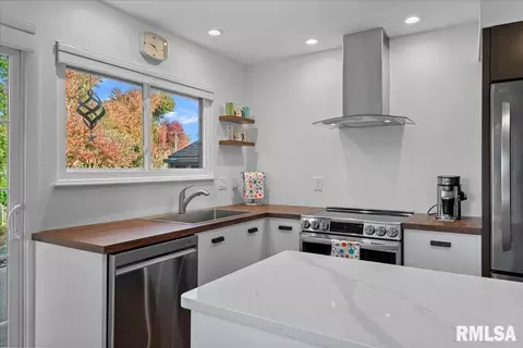 Kitchen - 21 Trailridge Ln, Springfield, IL 62704 photo 5 of 7