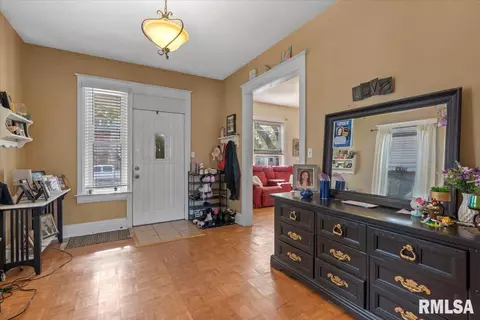 Entry Way - 1119 W Edwards St, Springfield, IL 62704 photo 2 of 3