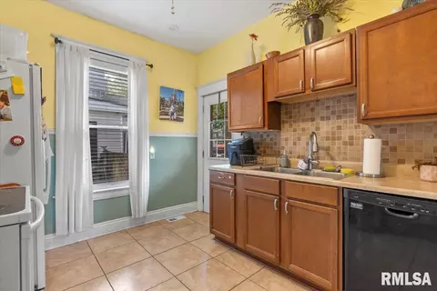 Kitchen - 1119 W Edwards St, Springfield, IL 62704 photo 1 of 2