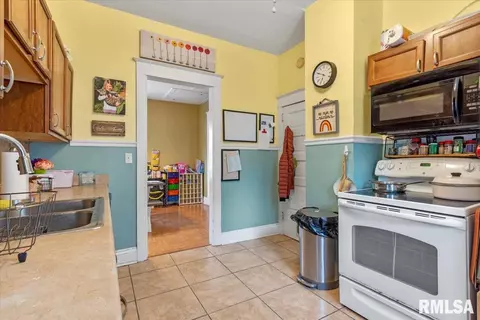 Kitchen - 1119 W Edwards St, Springfield, IL 62704 photo 2 of 2