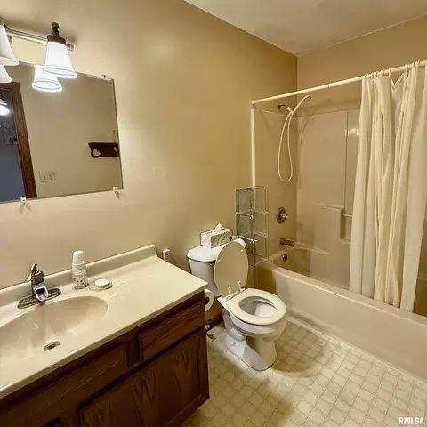 Bath - 136 Post Rd, Virden, IL 62690 photo 1 of 2