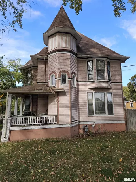 528 Lincoln Ave, Lincoln, IL 62656