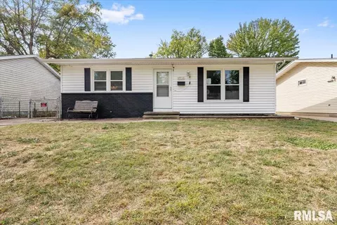 1751 Fairmont Dr, Springfield, IL 62702 photo 2