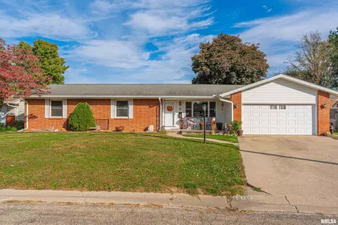 103 Crestwood Dr, Lincoln, IL 62656
