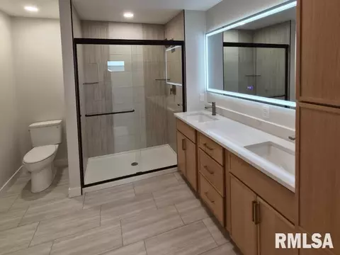 Bath - 3802 Sugar Loaf Dr, Springfield, IL 62711 photo 2 of 4