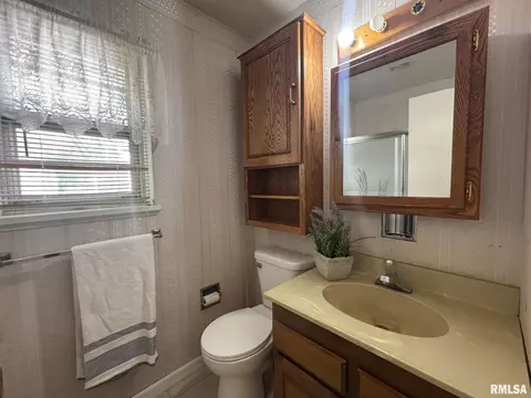 Bath - 2517 Sandgate Rd, Springfield, IL 62702 photo 1 of 1