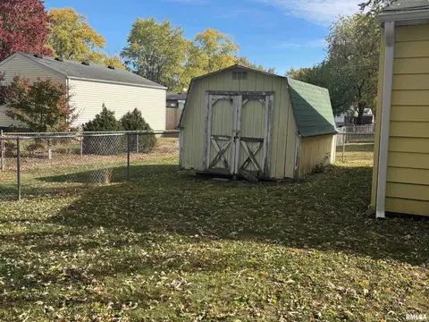 Exterior - 2517 Sandgate Rd, Springfield, IL 62702 photo 3 of 4