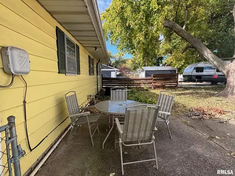 Exterior - 2517 Sandgate Rd, Springfield, IL 62702 photo 2 of 4
