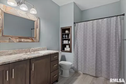 Bath - 2716 Killarney Rd, Springfield, IL 62711 photo 4 of 5