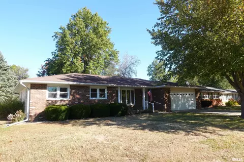 703 Pleasant Dr, Knoxville, IL 61448