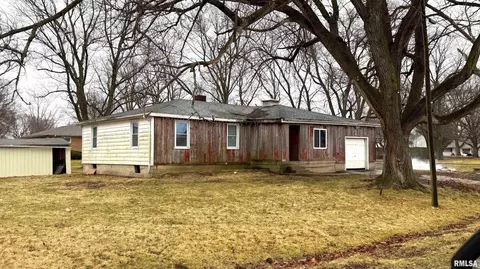 108 N Locust St, Roberts, IL 60962