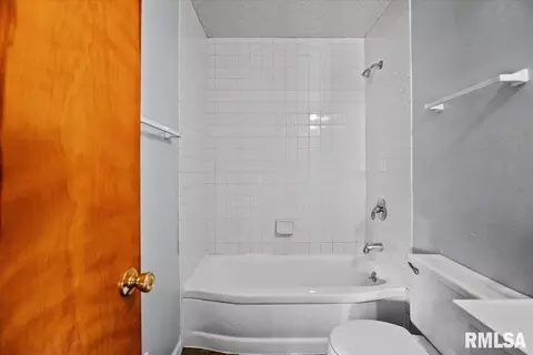 Bath - 433 W Lake Dr, Springfield, IL 62703 photo 1 of 1