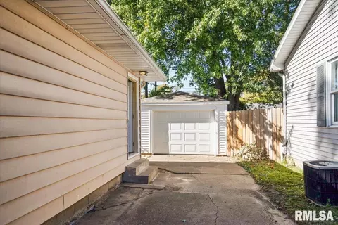 Exterior - 433 W Lake Dr, Springfield, IL 62703 photo 3 of 3
