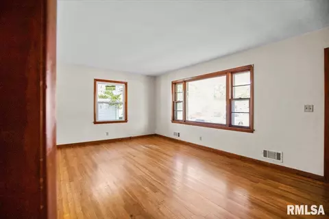 Living - 433 W Lake Dr, Springfield, IL 62703 photo 1 of 2